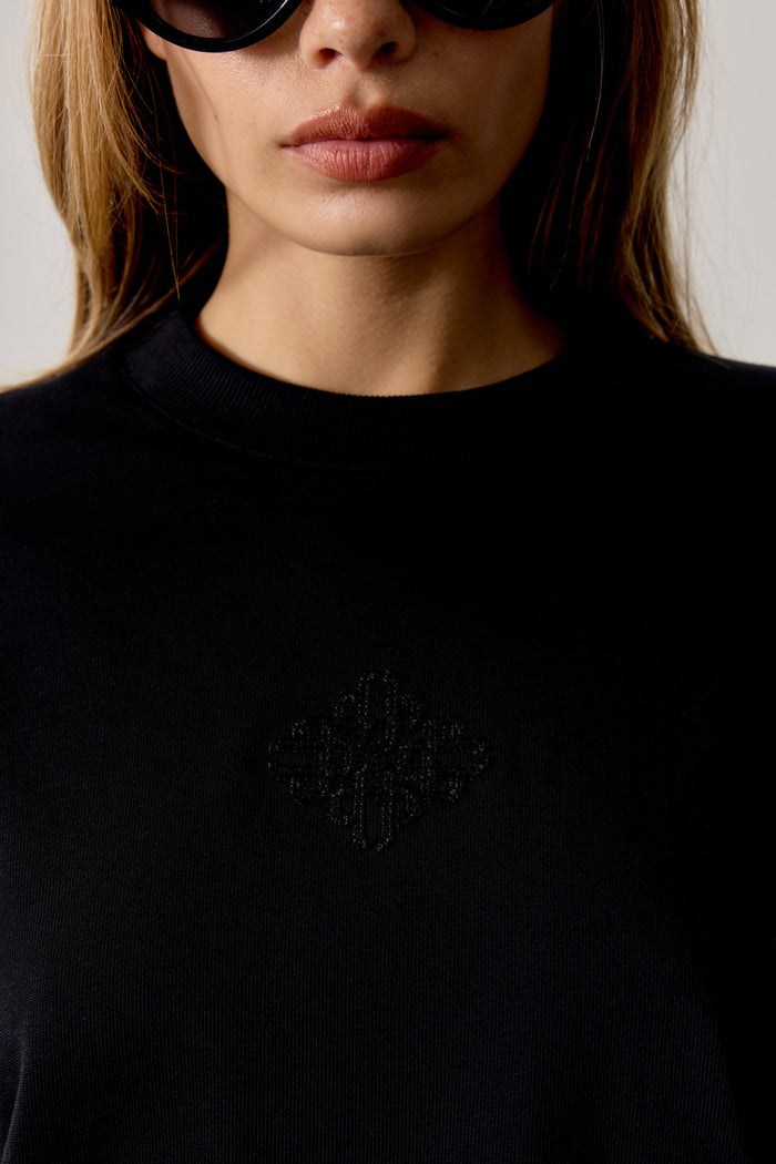 APPLIQUÉ EMBLEM LONG SLEEVE - BLACK