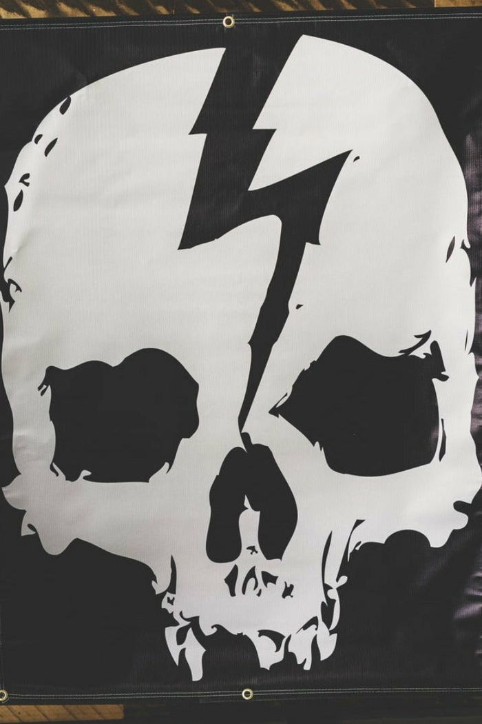 CLASSIC SKULL BANNER