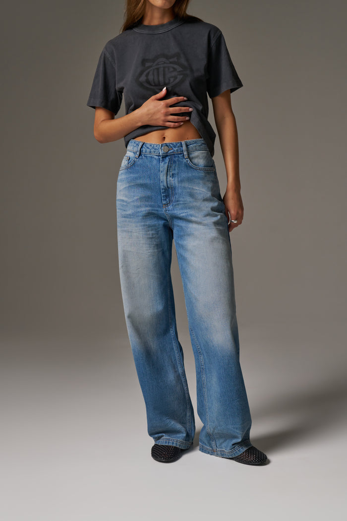 VINTAGE WASH MID RISE EMBLEM STRAIGHT LEG JEANS - BLUE WASH